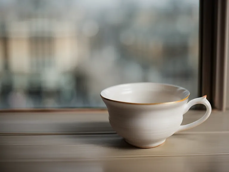 Dampfende Tasse Tee als ruhiger Einstieg in die Zahlencode-Praxis an einem freien Vormittag in der Regensburger Altstadt